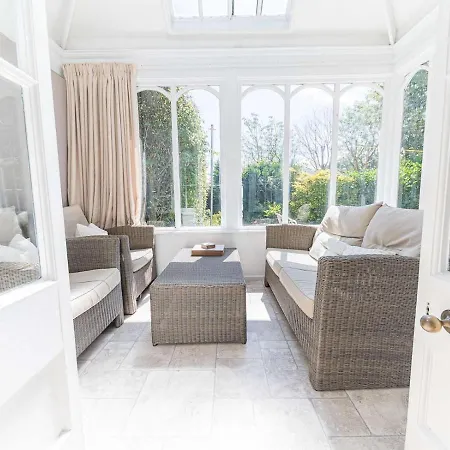 Pass The Keys Spacious Period Five Bed, Four Bath With Parking