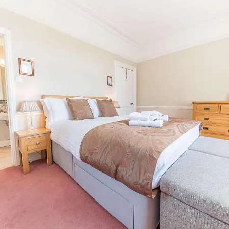 Pass The Keys Spacious Period Five Bed, Four Bath With Parking