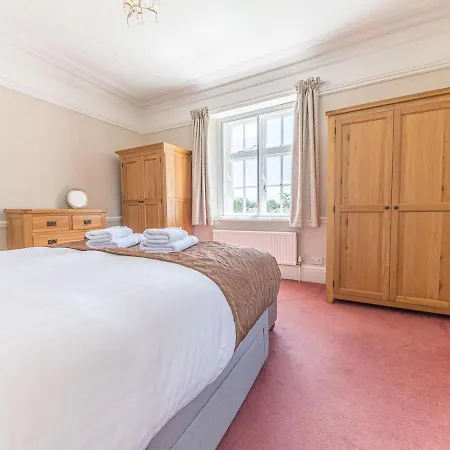 Dom wakacyjny Pass The Keys Spacious Period Five Bed, Four Bath With Parking