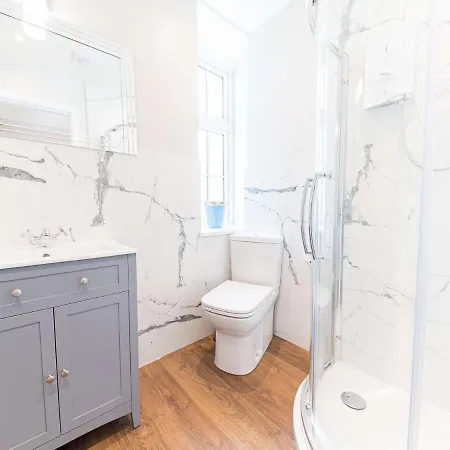 Pass The Keys Spacious Period Five Bed, Four Bath With Parking