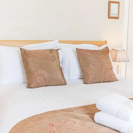 Pass The Keys Spacious Period Five Bed, Four Bath With Parking *