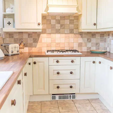 Дом отдыха Pass The Keys Spacious Period Five Bed, Four Bath With Parking Кендал