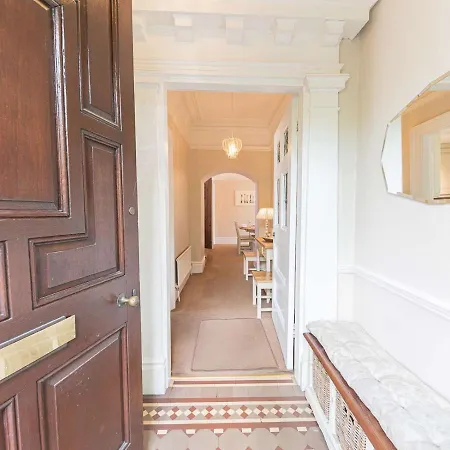 Дом отдыха Pass The Keys Spacious Period Five Bed, Four Bath With Parking Кендал