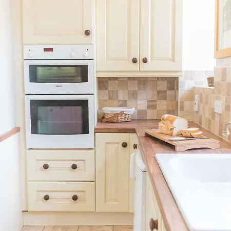 Pass The Keys Spacious Period Five Bed, Four Bath With Parking * Кендал