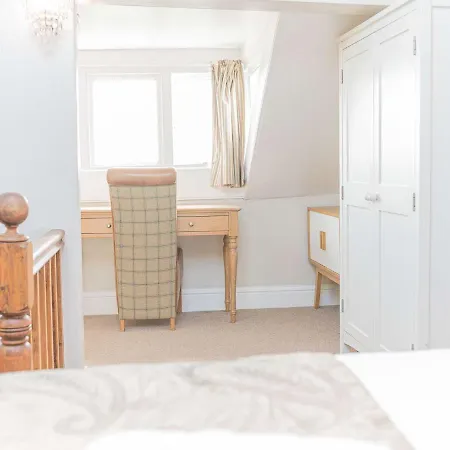 Pass The Keys Spacious Period Five Bed, Four Bath With Parking