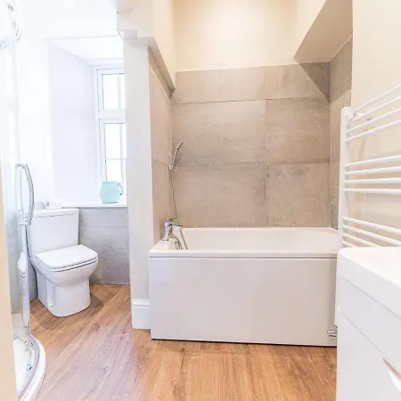 Pass The Keys Spacious Period Five Bed, Four Bath With Parking