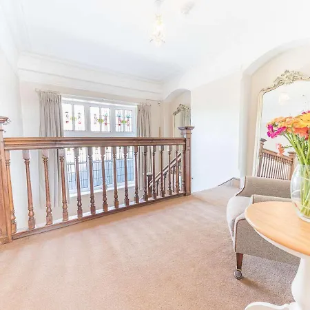 Dom wakacyjny Pass The Keys Spacious Period Five Bed, Four Bath With Parking *