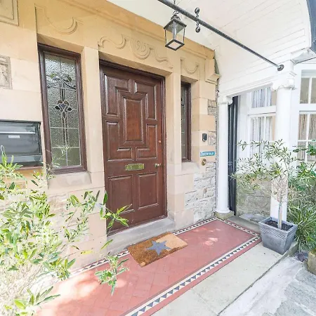 Dom wakacyjny Pass The Keys Spacious Period Five Bed, Four Bath With Parking