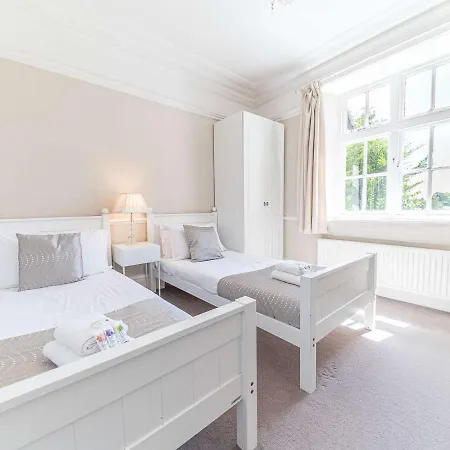 Dom wakacyjny Pass The Keys Spacious Period Five Bed, Four Bath With Parking Kendal