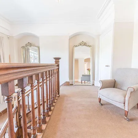 Pass The Keys Spacious Period Five Bed, Four Bath With Parking *