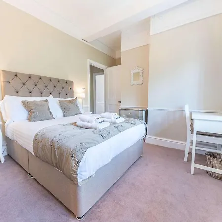 Pass The Keys Spacious Period Five Bed, Four Bath With Parking *