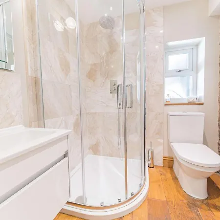 Pass The Keys Spacious Period Five Bed, Four Bath With Parking * Kendal