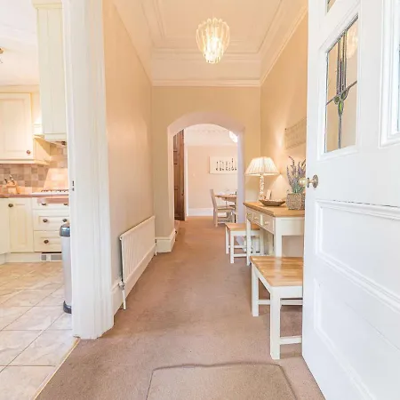 Pass The Keys Spacious Period Five Bed, Four Bath With Parking Prázdninový dům Kendal