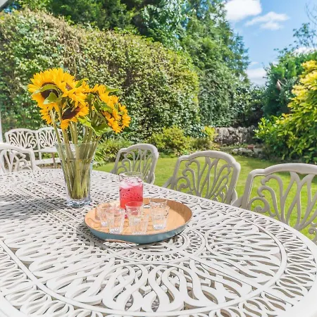 Pass The Keys Spacious Period Five Bed, Four Bath With Parking